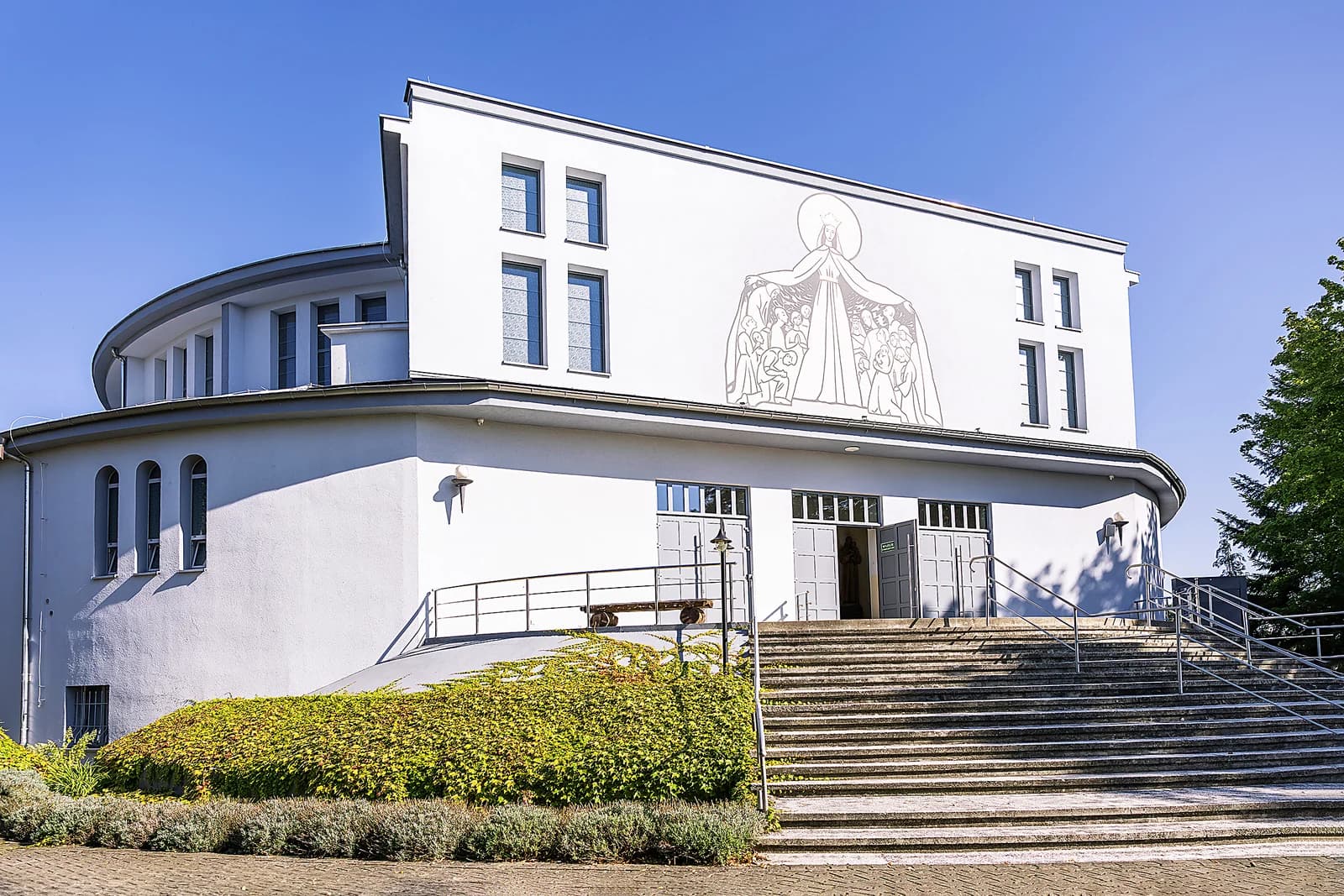 Kościół-rotunda NMP Królowej Świata w Rogach od frontu, ujęcie z boku