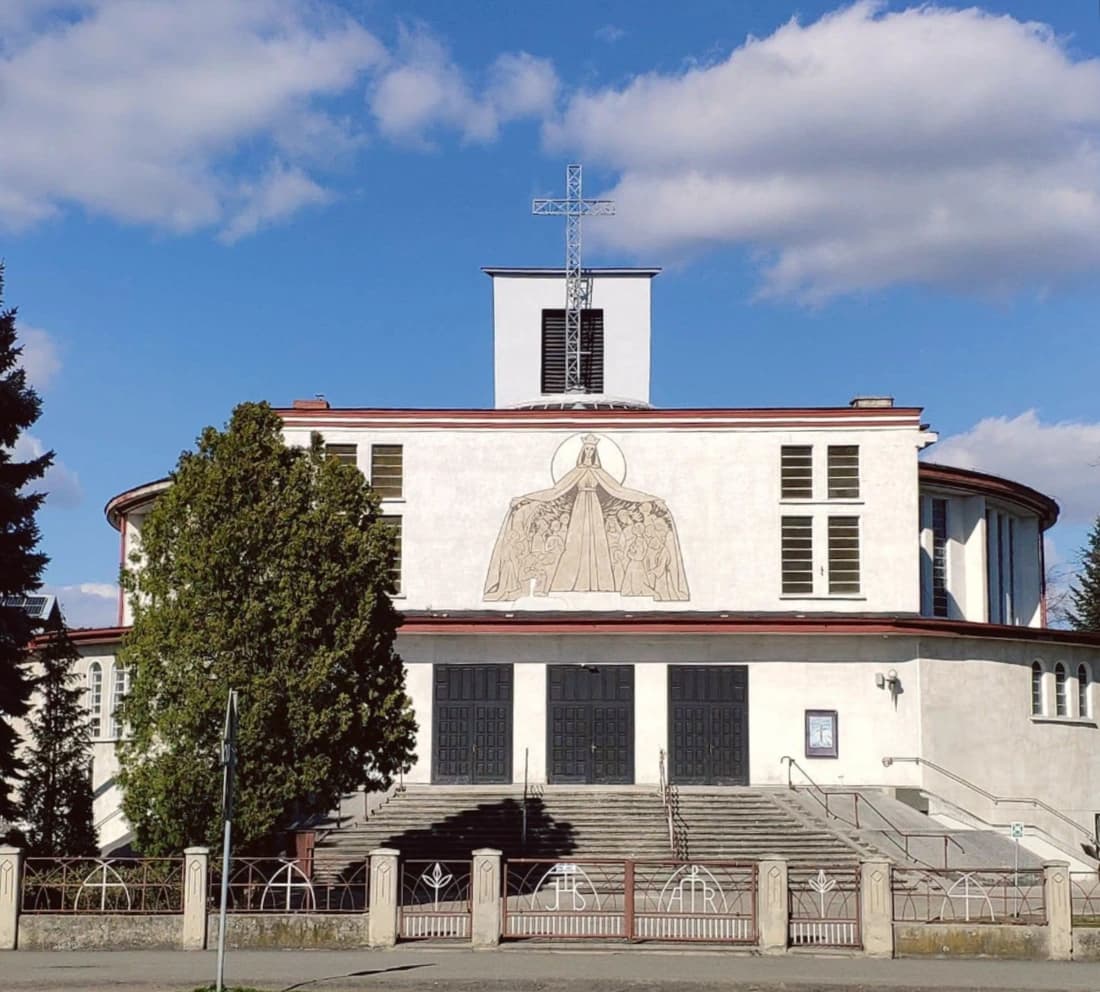 Fasada kościoła NMP Królowej Świata w Rogach z płaskorzeźbą Matki Bożej