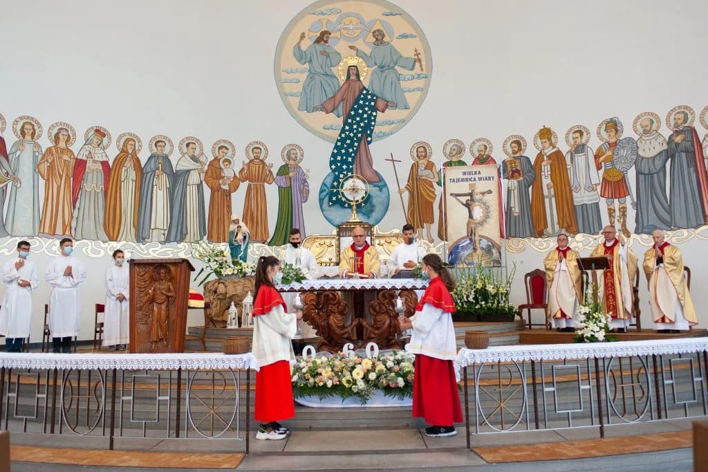 Ołtarz główny kościoła NMP Królowej Świata w Rogach