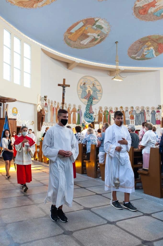 Ministranci w kościele NMP Królowej Świata w Rogach