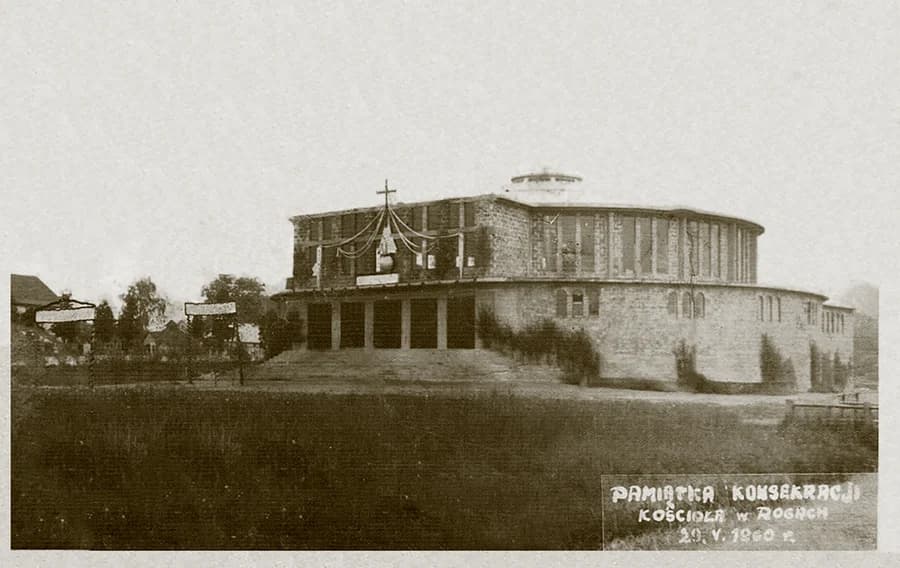 Kościół Najświętszej Maryi Panny Królowej Świata w Rogach na fotografii z 1960 roku, przystrojony z okazji konsekracji
