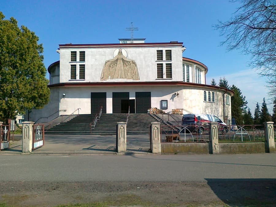 Kościół NMP Królowej Świata w Rogach od strony wejścia
