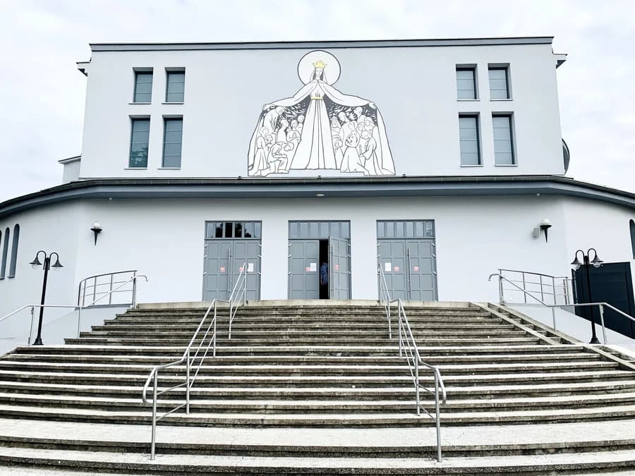 Bryła kościoła-rotundy w Rogach z zejściem schodów przed wejściem