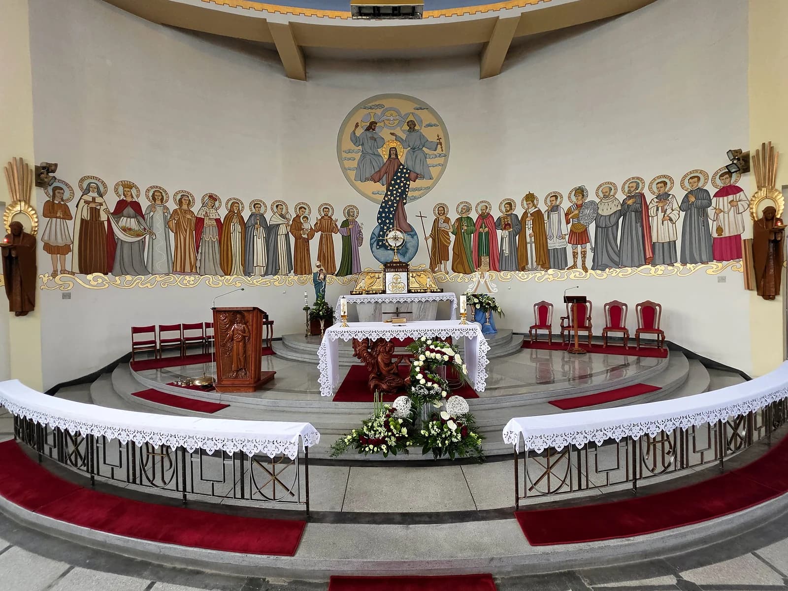 Prezbiterium kościoła NMP Królowej Świata w Rogach z ołtarzem i polichromią