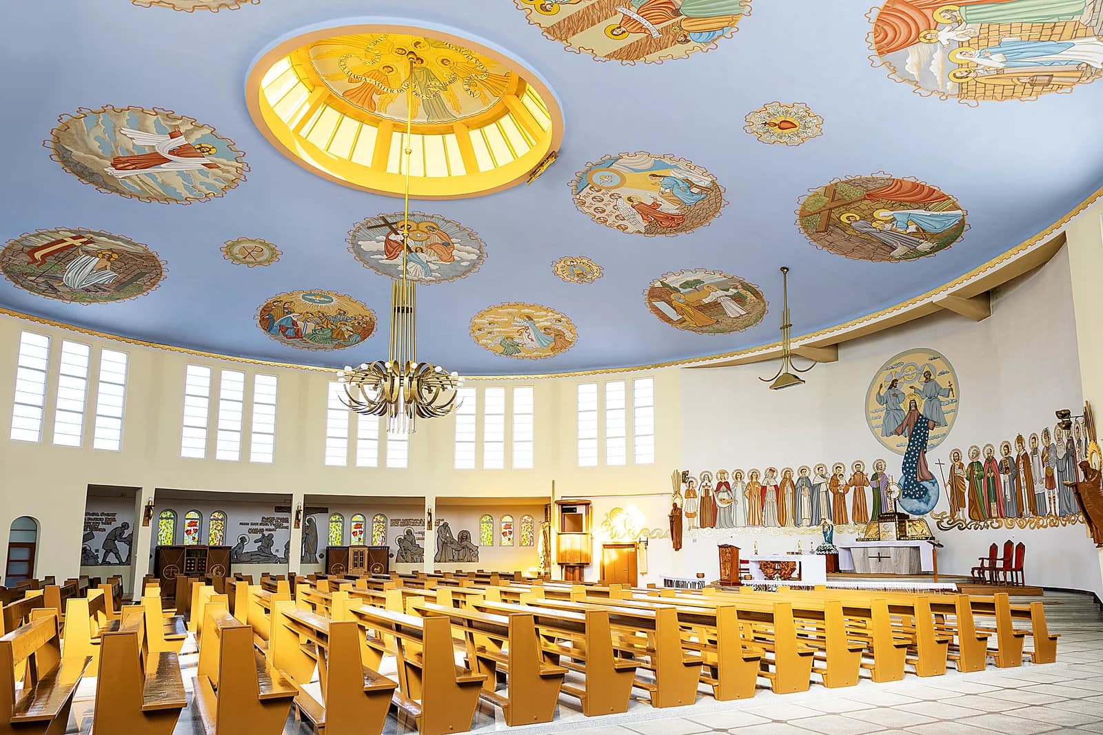 Wnętrze kościoła NMP Królowej Świata w Rogach z ołtarzem i figurą Matki Bożej