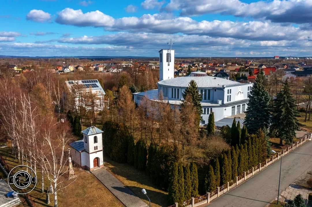 Kościół NMP Królowej Świata w Rogach z lotu ptaka, z dzwonnicą i otoczeniem parafii