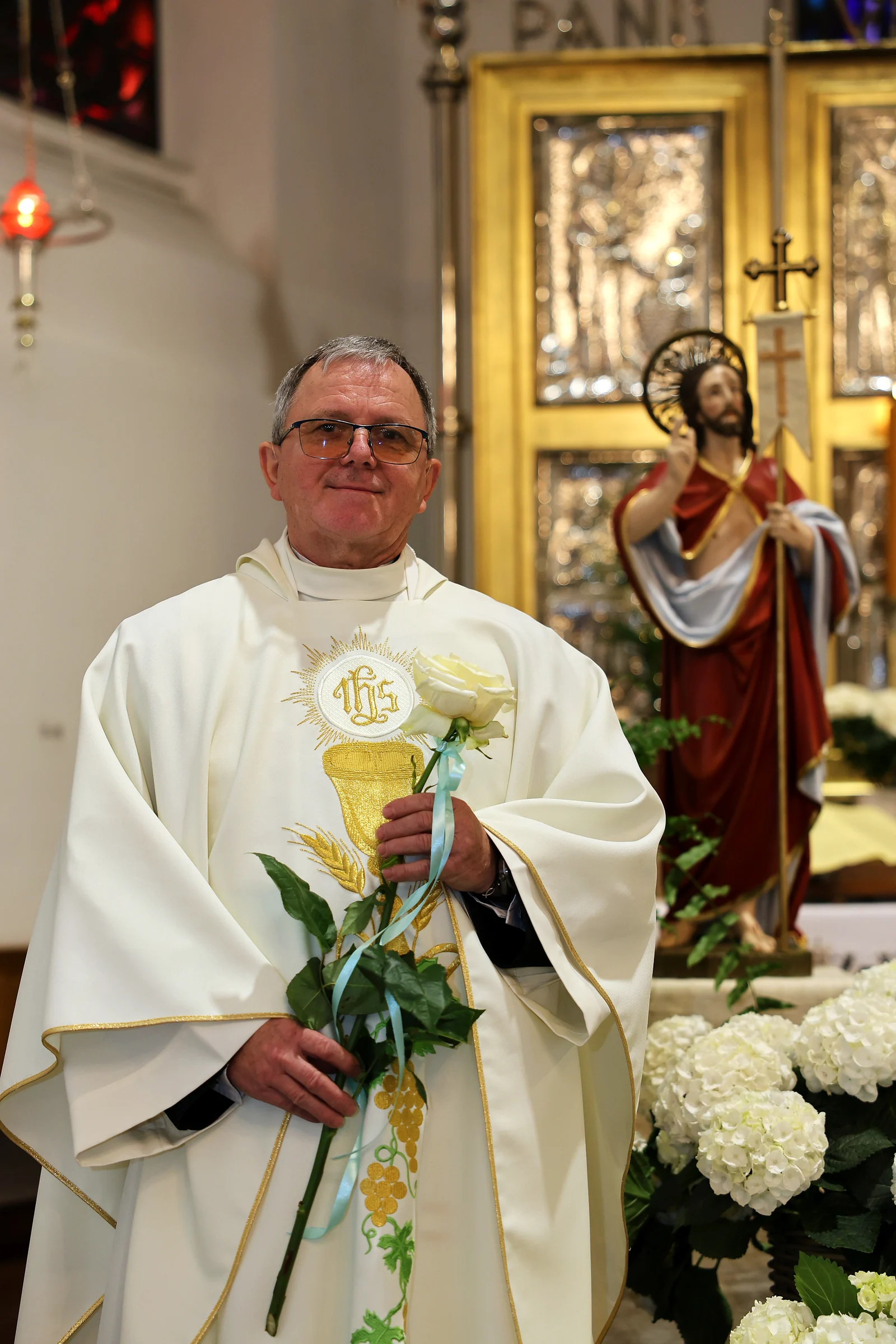 Ksiądz proboszcz Jerzy Tomeczek w białym ornacie podczas liturgii w kościele NMP Królowej Świata w Rogach